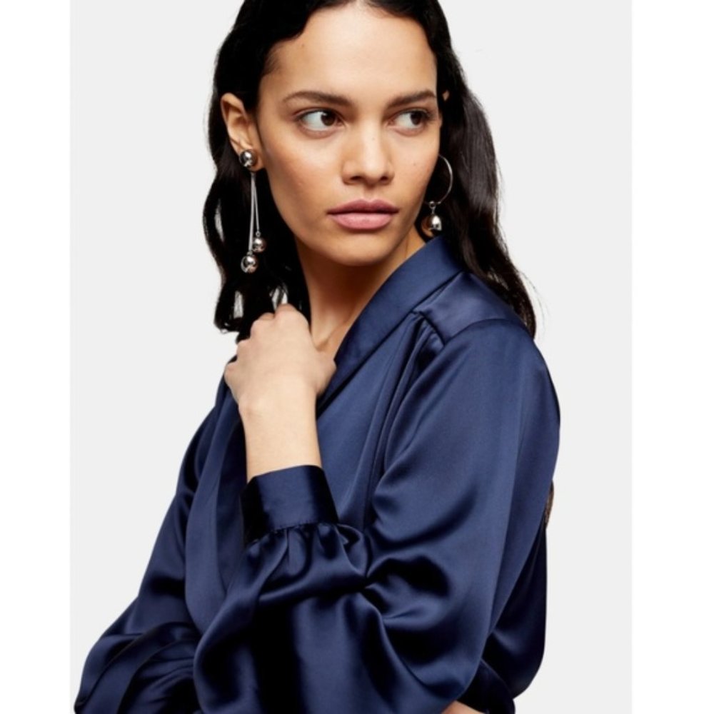 NWOT SCALLOP SATIN BLOUSE IN NAVY BLUE